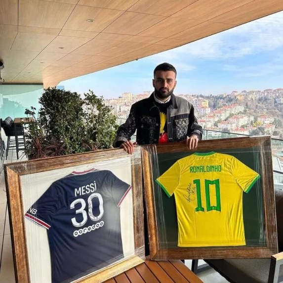 CZN Burak imzalı formalarını sattı...